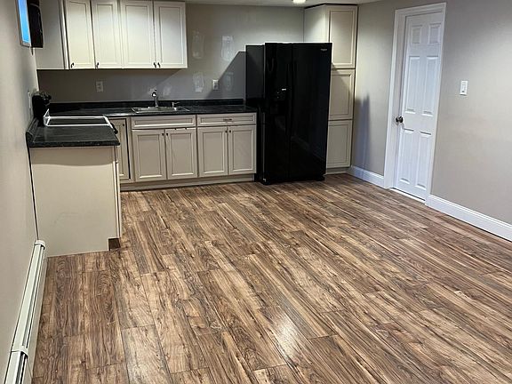 3rd image of 2862 Pine Ave