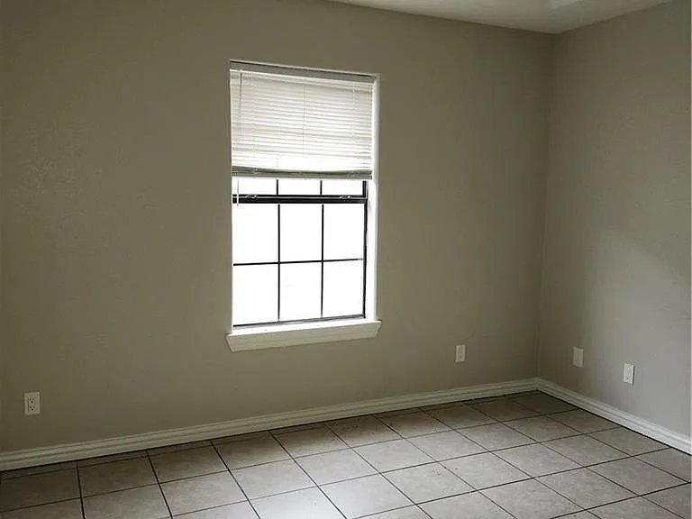 1501 W Carmen Ave #1 — Photo 5