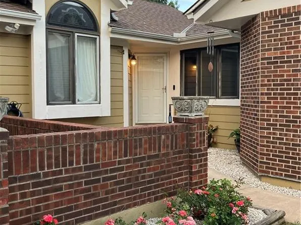 2304 Twin Oaks Dr, Harrisonville, MO 64701