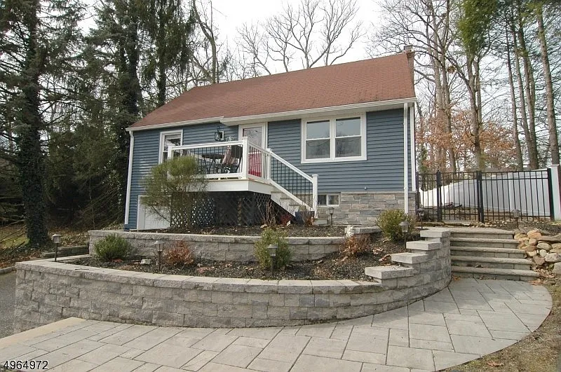 65 Oakwood Dr photo 1