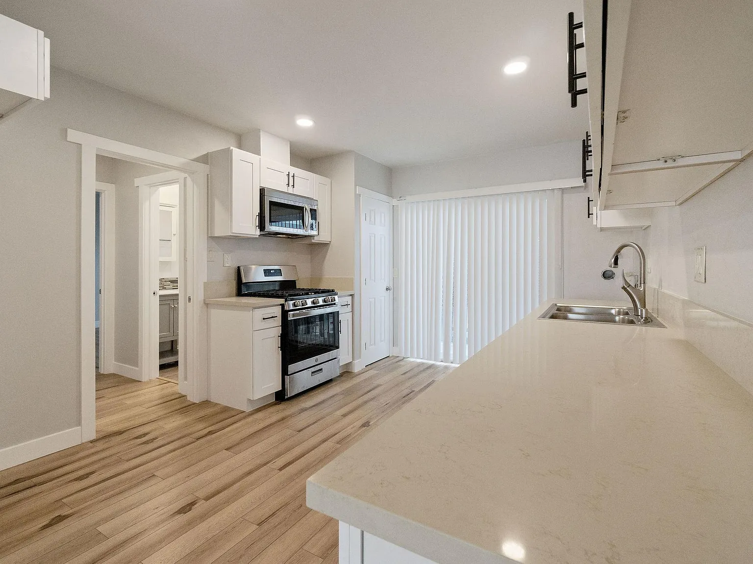 3 bed, 1100 sqft, $3,750 — Photo 3
