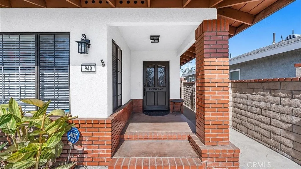 4 bed, 2336 sqft, $4,600 — Photo 3