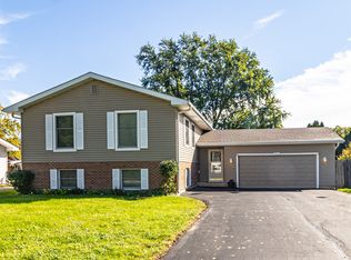 103 Hickory Dr, Lindenhurst, IL 60046