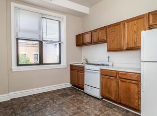 1434 W Taylor St #3F, Chicago, IL 60607