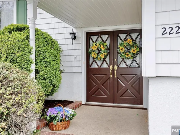 222 Merritt Dr, Oradell, NJ 07649