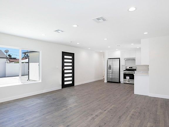 3rd image of 10424 Woodley Ave