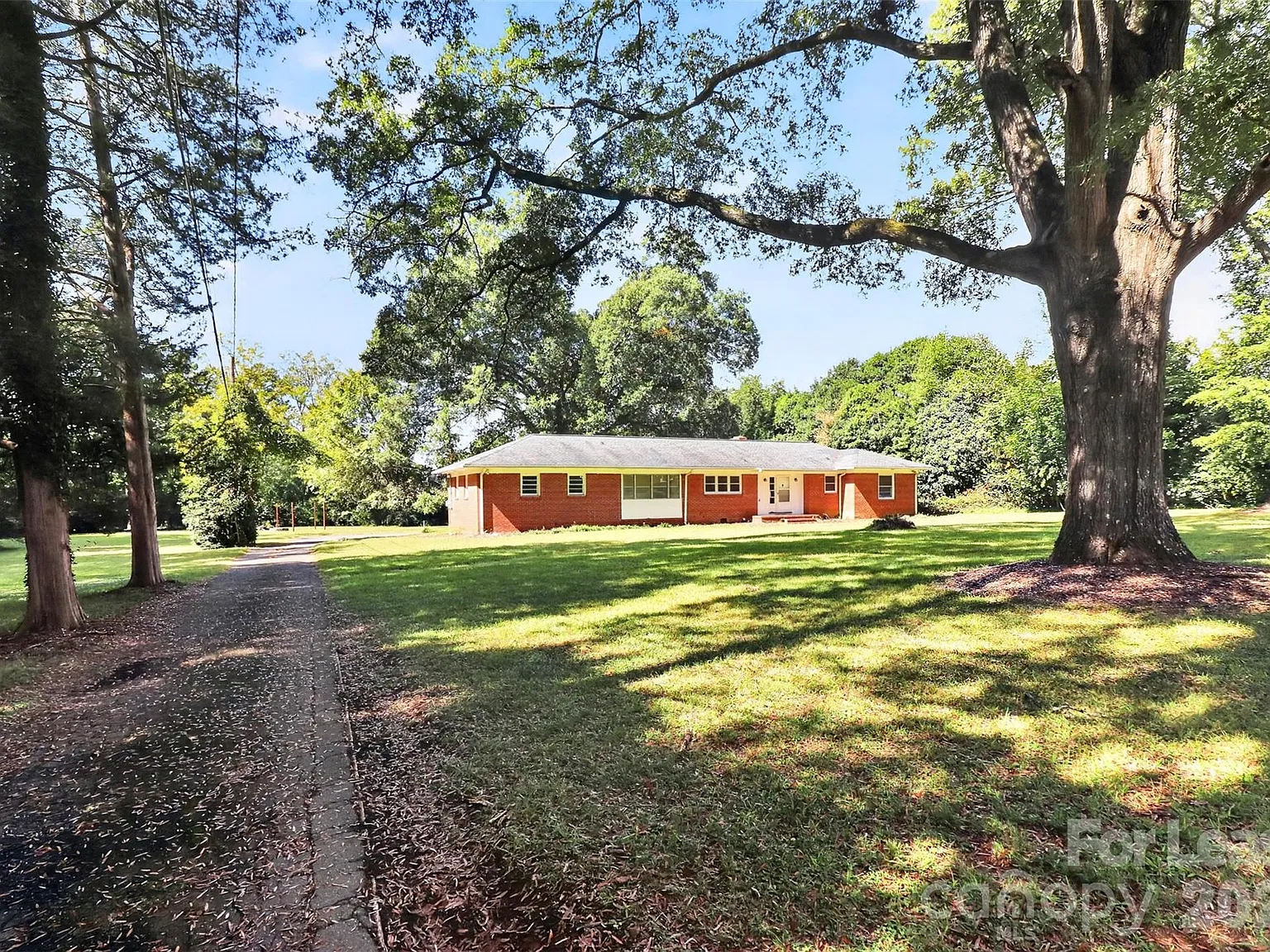 4 bed, 1.5 bath, 1800 sqft, $2,100 — Photo 3