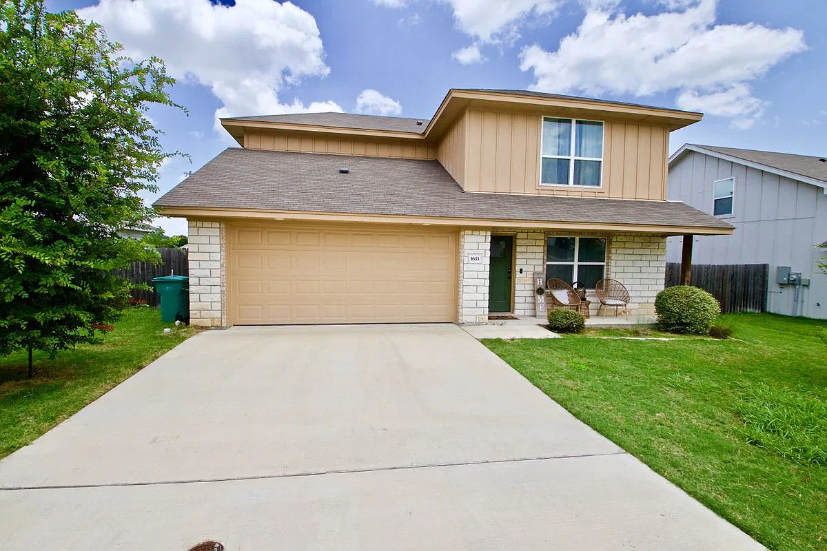 4 bed, 2.5 bath, 2420 sqft, $2,300 — Photo 2