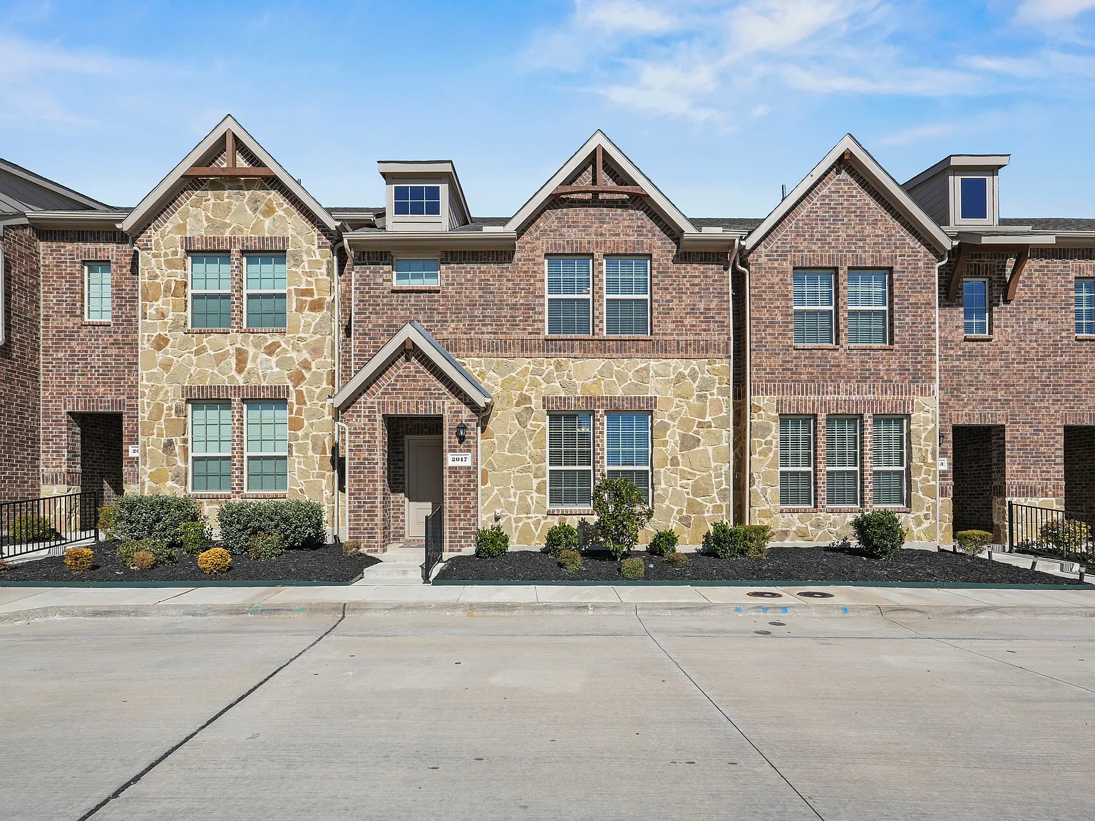 3 bed, 1711 sqft, $2,500 — Photo 1