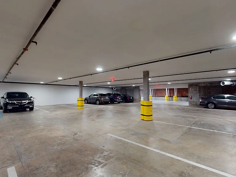 142 Social: Luxury 1 & 2 bedroom apartments with private outdoor space and covered, secured parking. — Photo 12