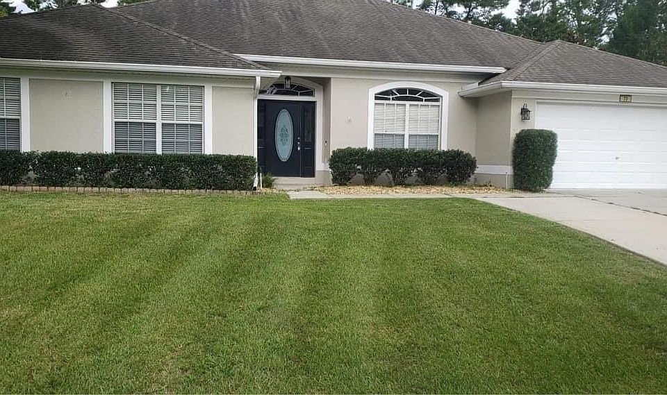 Front of home with 2 car garage and parking for more