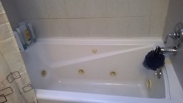 main bathroom/jetted tub