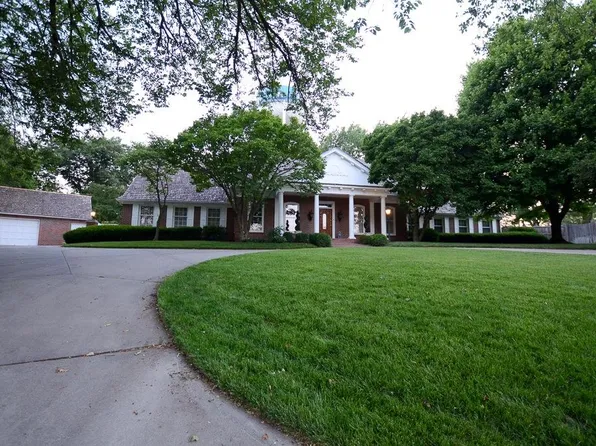 819 Crestview Dr, Junction City, KS 66441