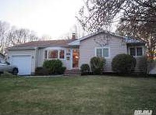 536 Renee Dr, Bayport, NY 11705