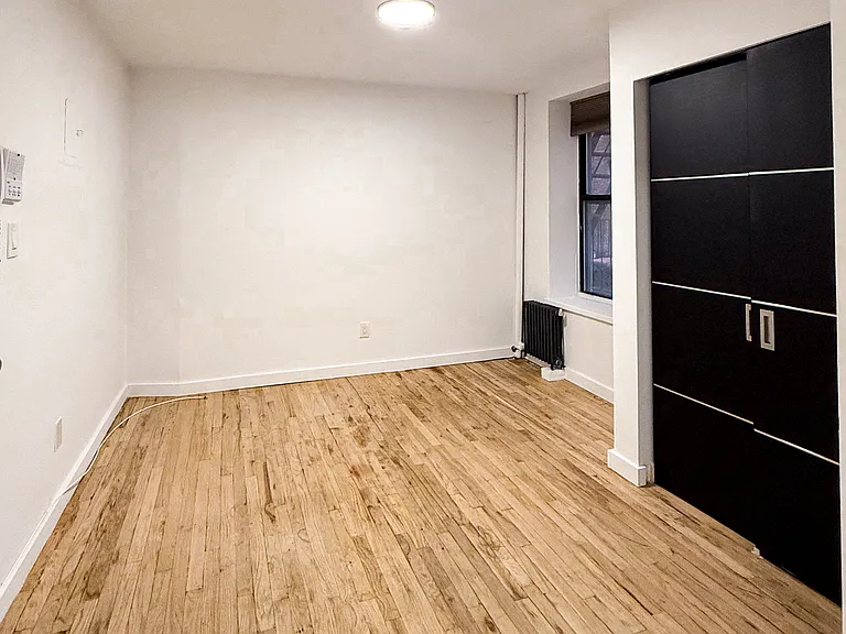 226 E 14th St #1P — Photo 3