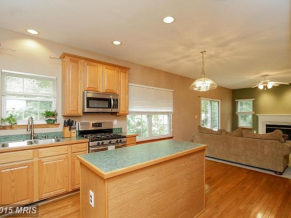 Island for easy kitchen prep and entertaining!