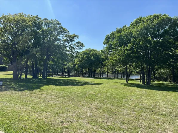 1121 Crystal Lake Dr, Wills Point, TX 75169