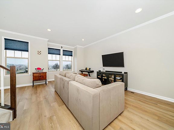 4th image of 1835 Jameson Dr