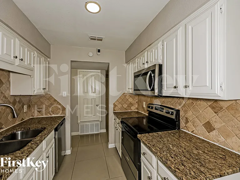 1217 Meadow Creek Dr — Photo 9