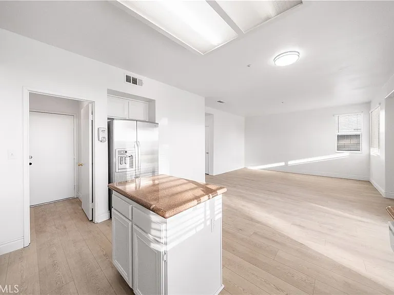 6766 Royal Crest Ct — Photo 17
