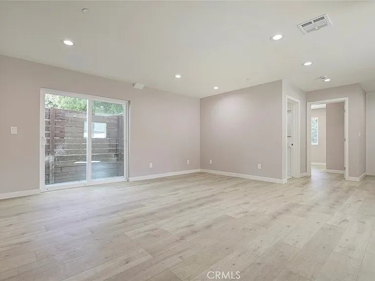 15557 Wyandotte St — Photo 3