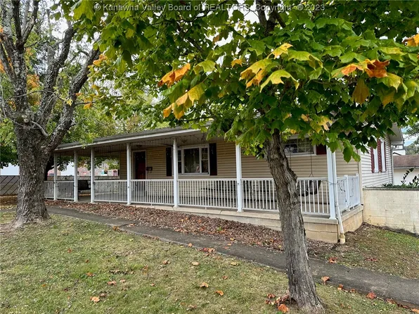 101 Circle Dr, Cross Lanes, WV 25313