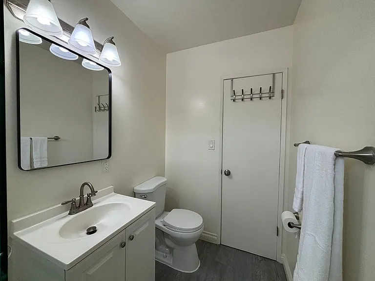 526 E Windsor Rd — Photo 14