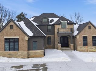 1061 E Avon Rd, Rochester, MI 48307