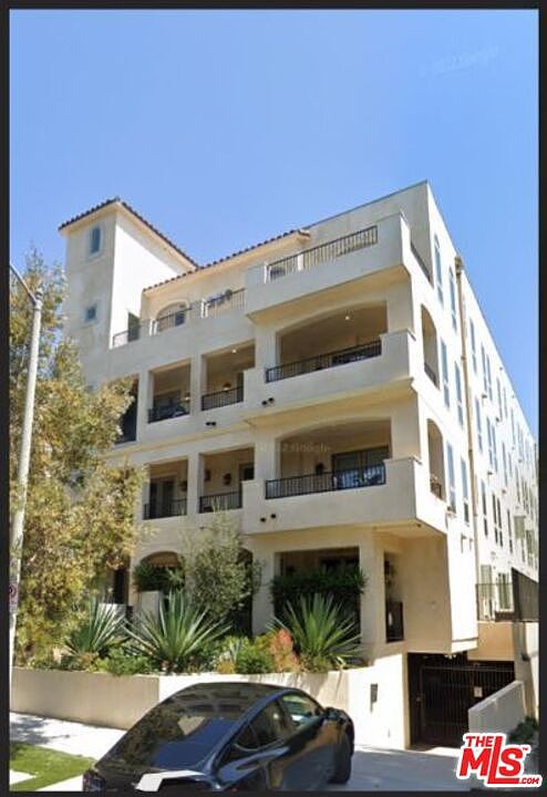 1st image of 1654 Greenfield Ave #401