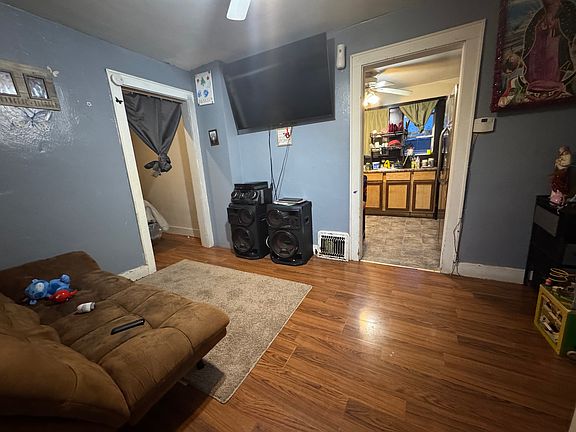 2nd image of 906 Avenue G