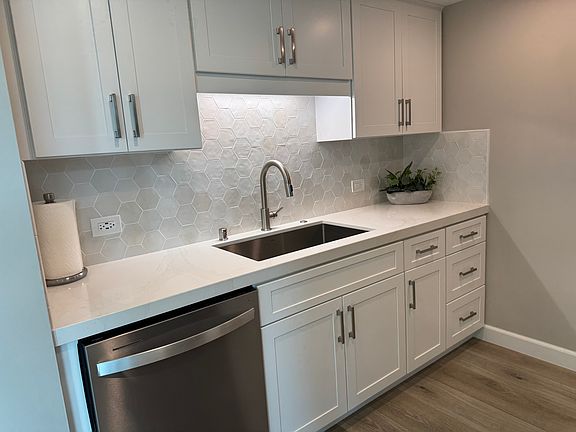 4th image of 425 W Beech St Unit 1601