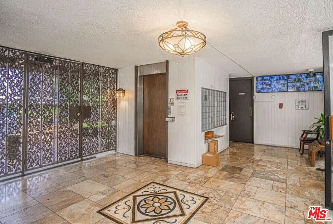 Studio, 1.0 bath, 385 sqft, $1,550 — Photo 3