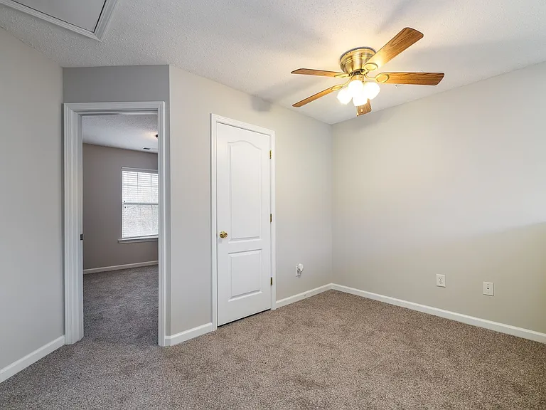 427 Red Coat Ln — Photo 16