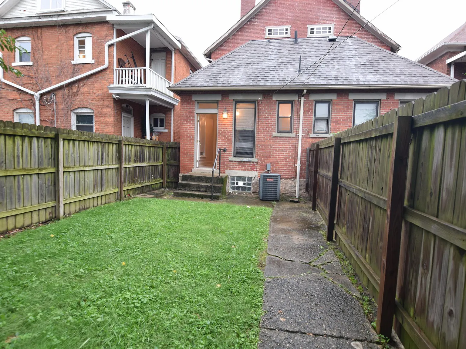 3 bed, 1.5 bath, 1296 sqft, $1,635 — Photo 2