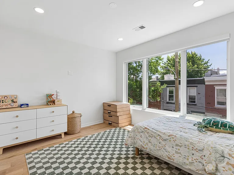 2231 Pemberton St — Photo 18