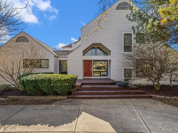4756 Fairway Rdg S, West Bloomfield, MI 48323