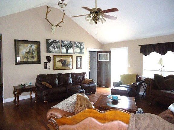 2nd image of 410 Basswood St