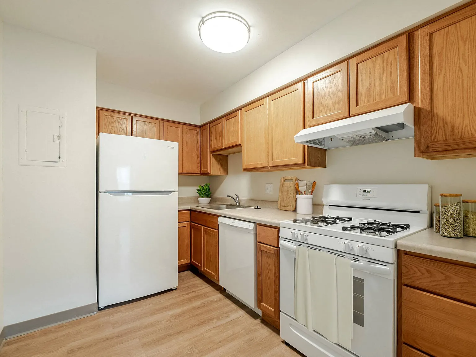 Franklin Manor Apartments — Photo 2