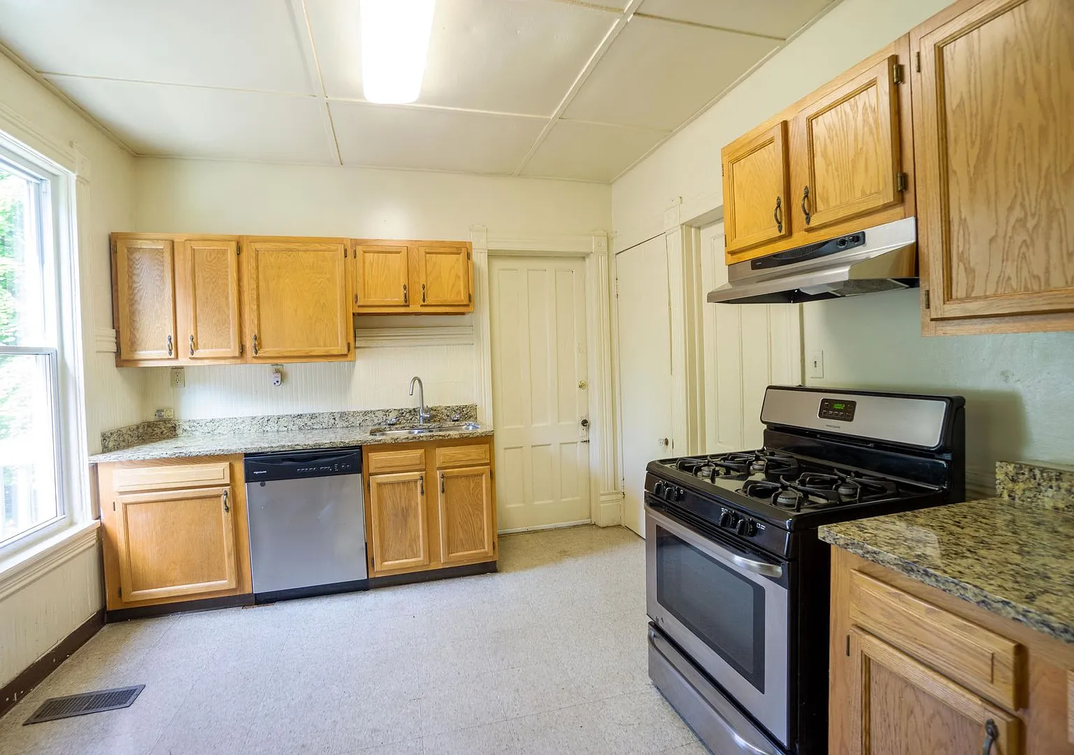 418 Cherry St — Photo 3