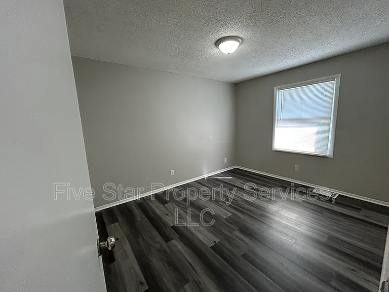 Lake Shore Apartments — Photo 8