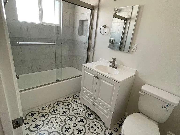 1433 Yale St #E — Photo 16