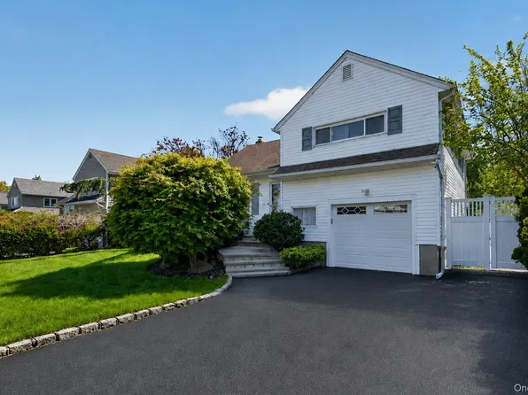 9 Marilyn Boulevard, Plainview, NY 11803