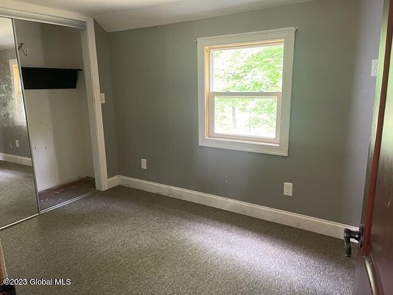 3rd image of 142 Beech St
