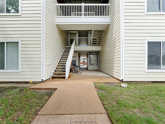 4th image of 525 Sw Pkwy #203