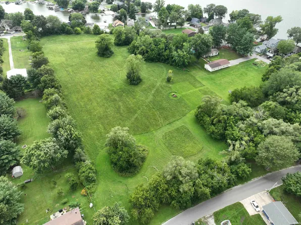 N Shore Acres Ct, Monticello, IN 47960