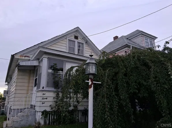 121 Briggs St, Syracuse, NY 13208