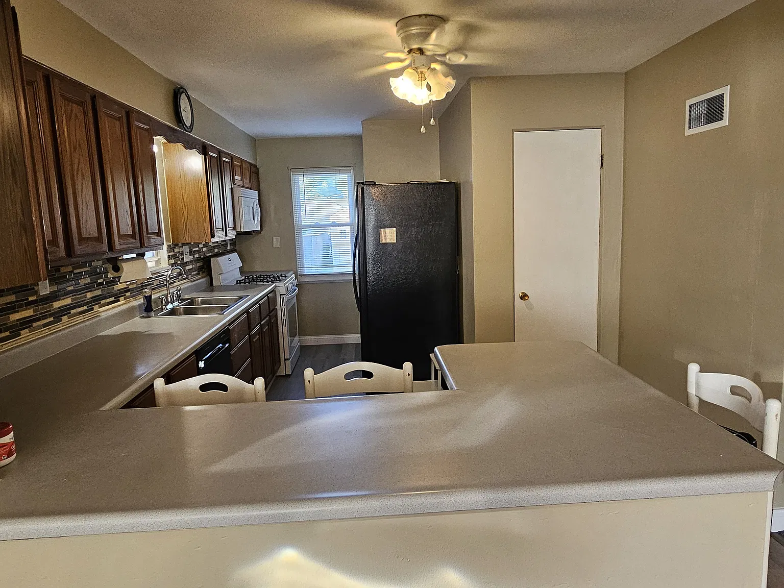2 bed, 864 sqft, $1,350 — Photo 4