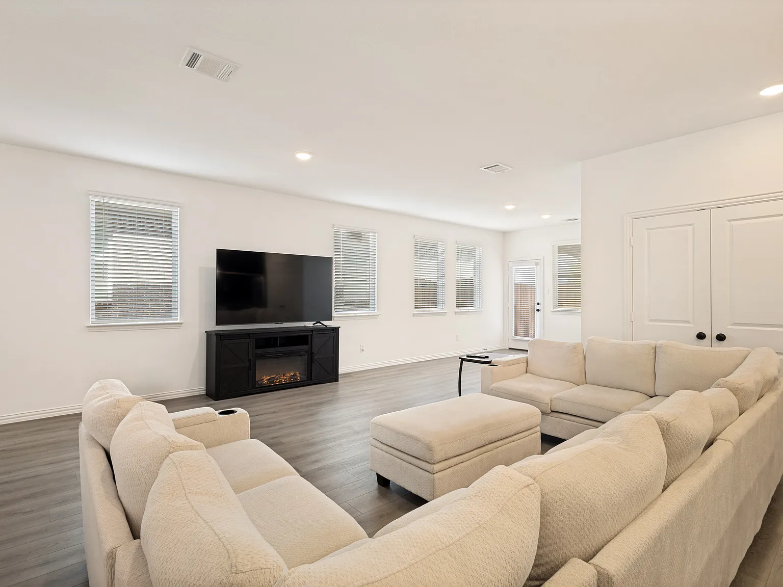 4 bed, 2.5 bath, 2299 sqft, $2,600 — Photo 3