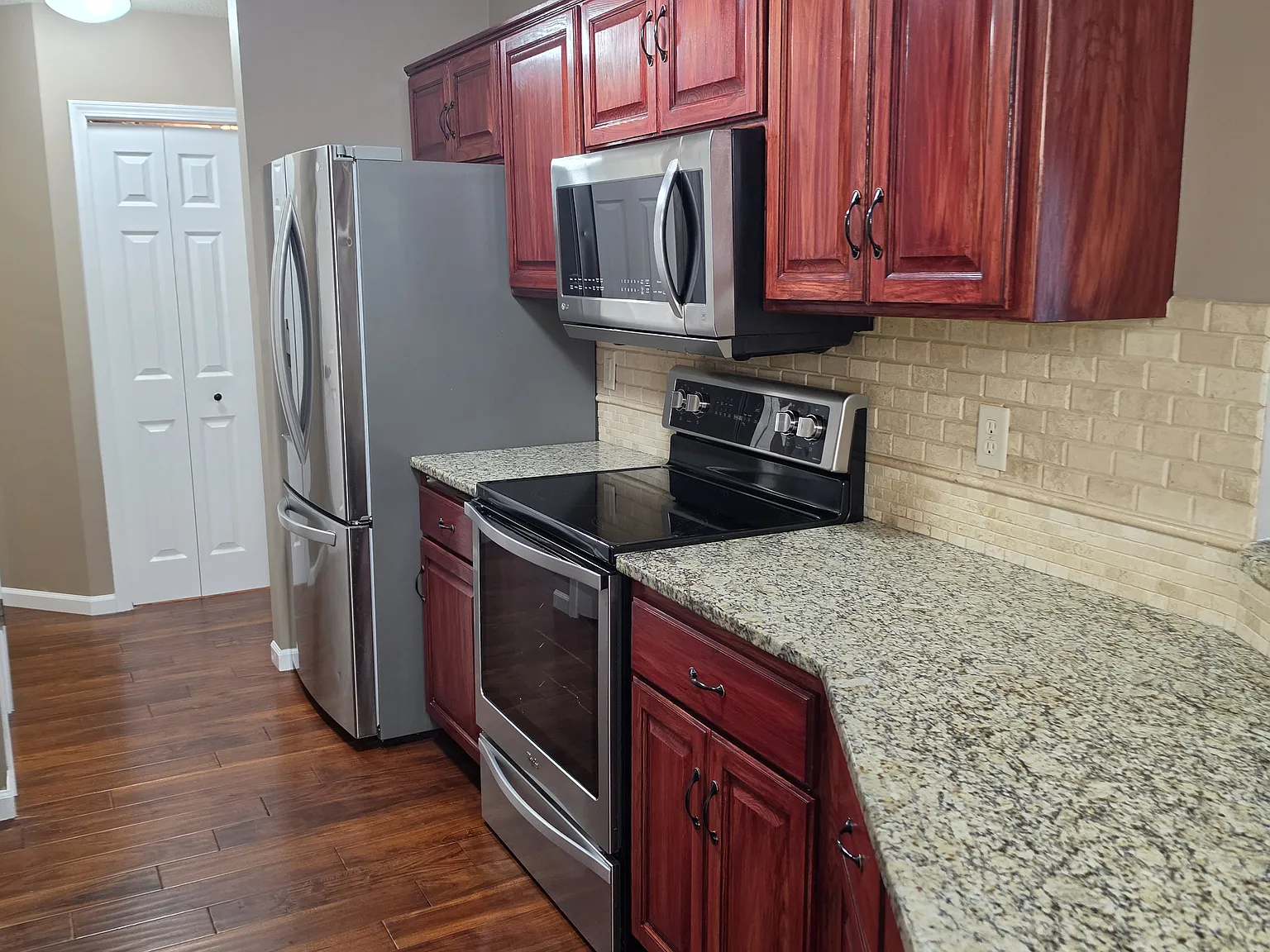 3 bed, 1390 sqft, $2,100 — Photo 2