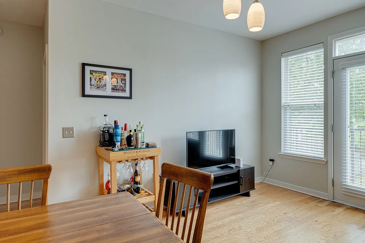 2 bed, 1024 sqft, $2,200 — Photo 3